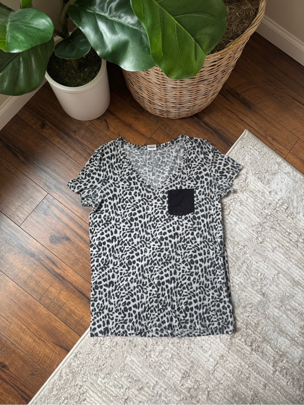 Victoria Secret Pink Black & White Leopard Print V-Neck Tee with Black Pocket